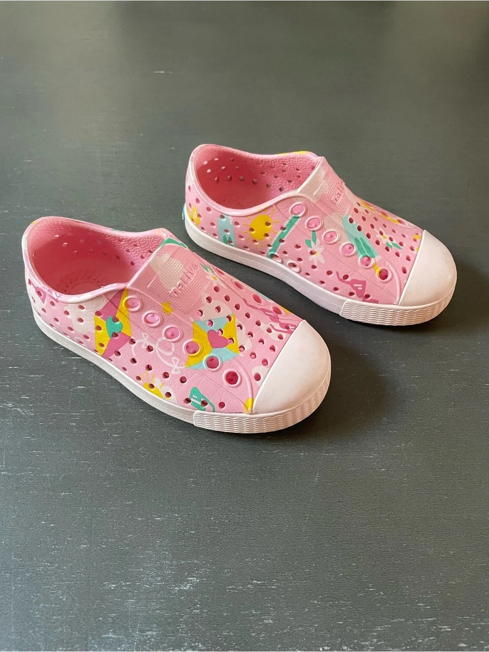 Native Kids Pink Slip-On Water Shoe with Multicolor Summer Design